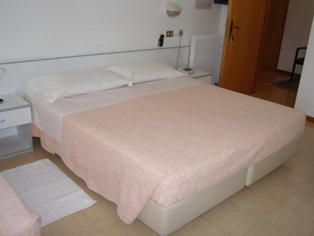 Hotel Villa Carla Градо Стая снимка